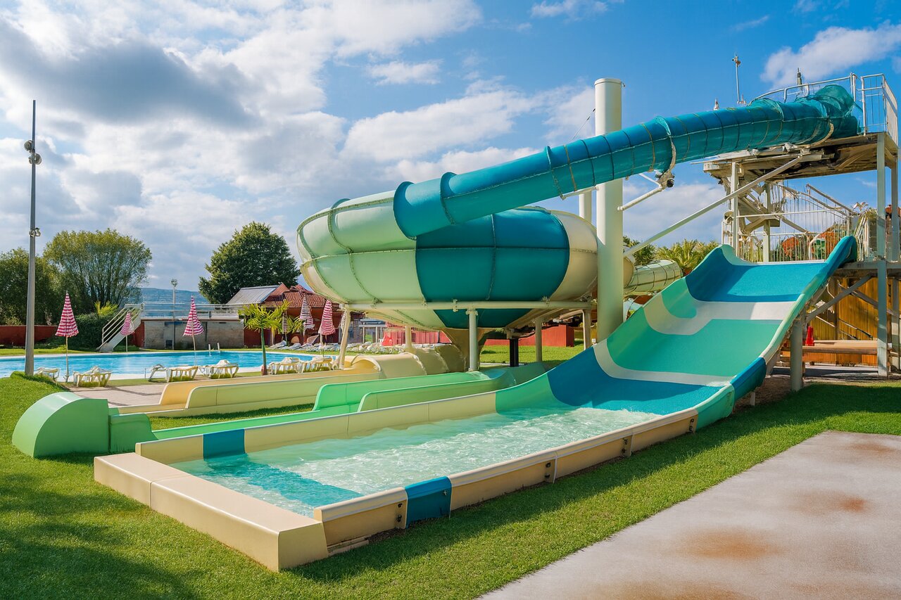 Toboggans aquatiques, piscine ext�rieure au CAPFUN Citta di Angera, Angera VA.
