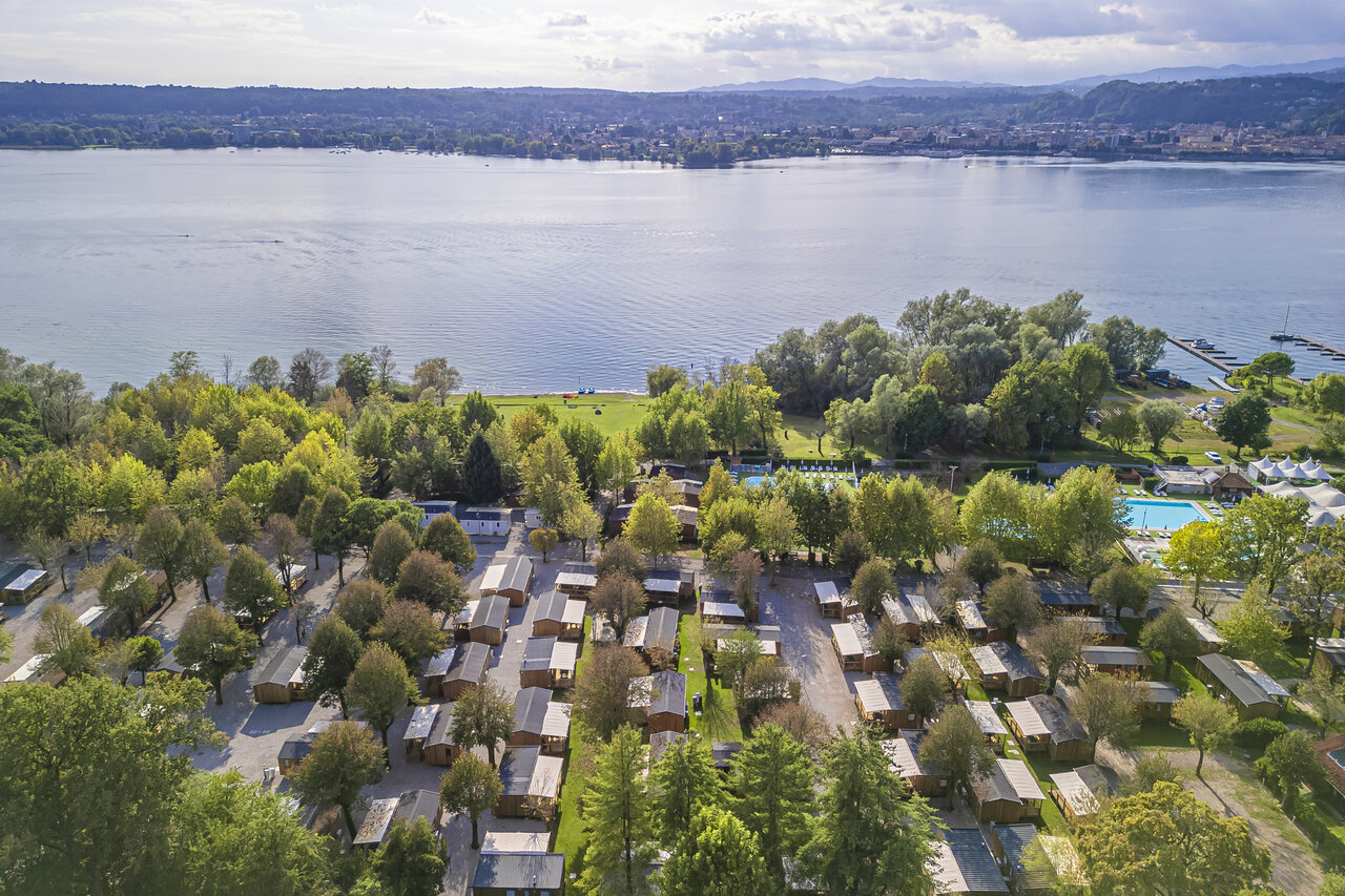 Mobile homes, piscines, lac au camping CAPFUN Citta di Angera (21).