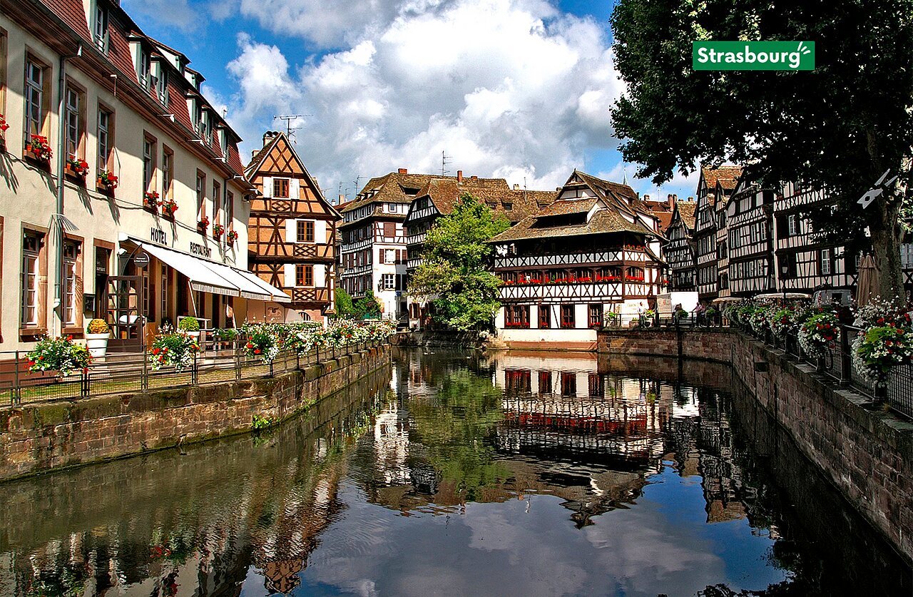 Maisons � colombages et canal du quartier Petite France � Strasbourg, Alsace.