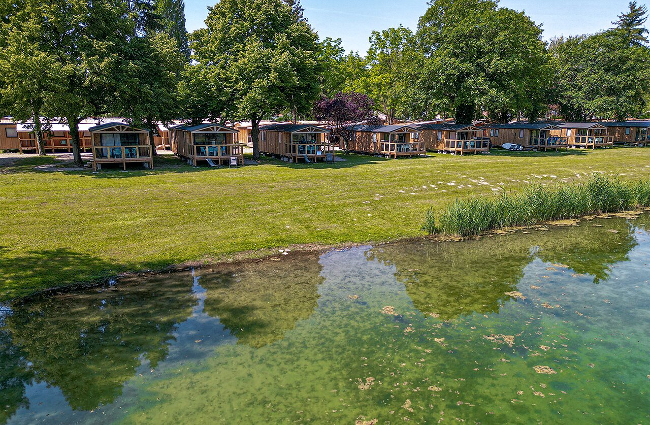 Chalets en bois au bord de l'eau, camping CLICOCHIC Au Clair Ruisseau � Gerstheim (67).