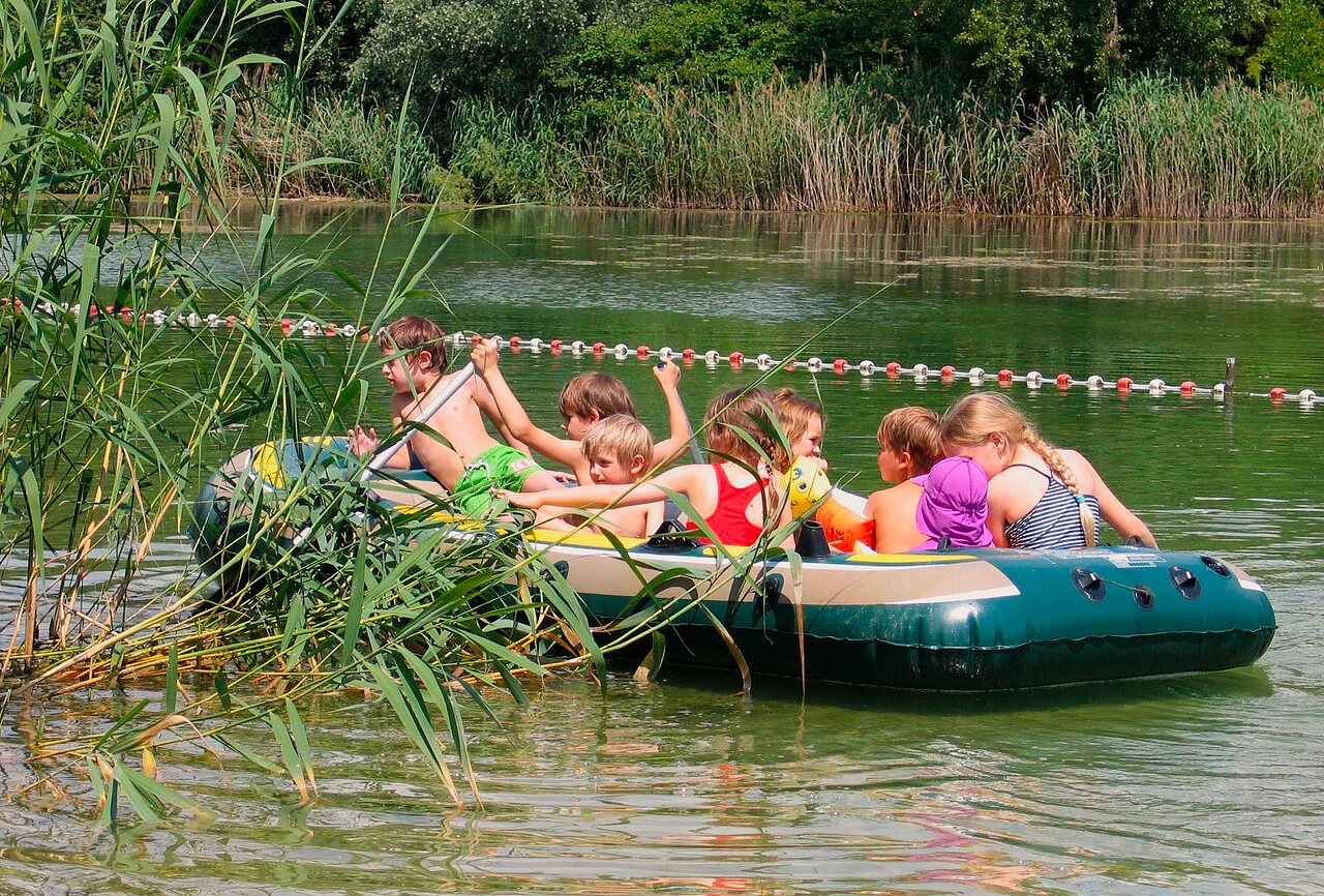 Activit�s nautiques, enfants en bateau au camping CLICOCHIC � Gerstheim (67).
