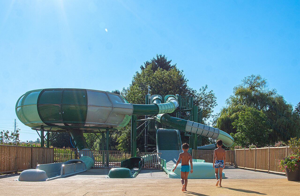 Grand complexe de toboggans aquatiques au camping CLICOCHIC Au Clair Ruisseau � Gerstheim (67).