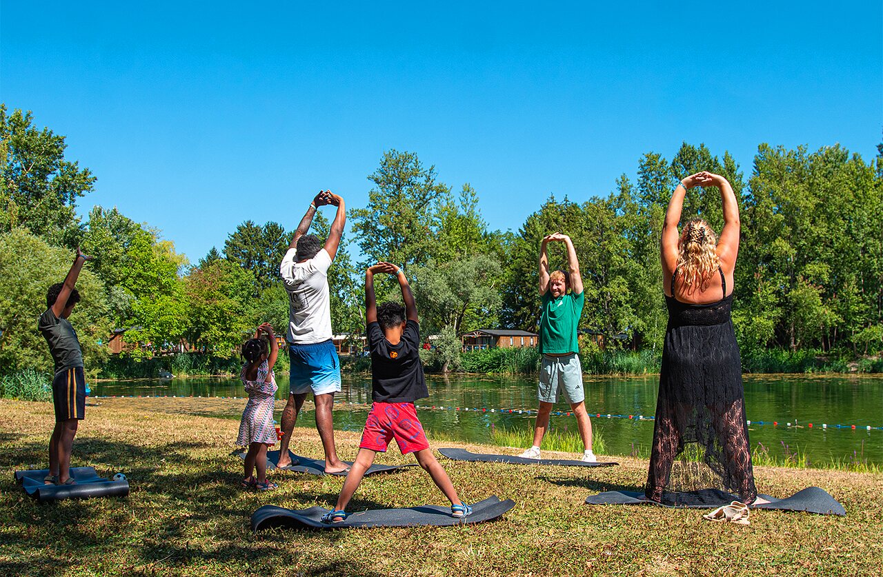 Animation fitness en groupe pr�s du lac au camping CLICOCHIC Au Clair Ruisseau � Gerstheim (67).