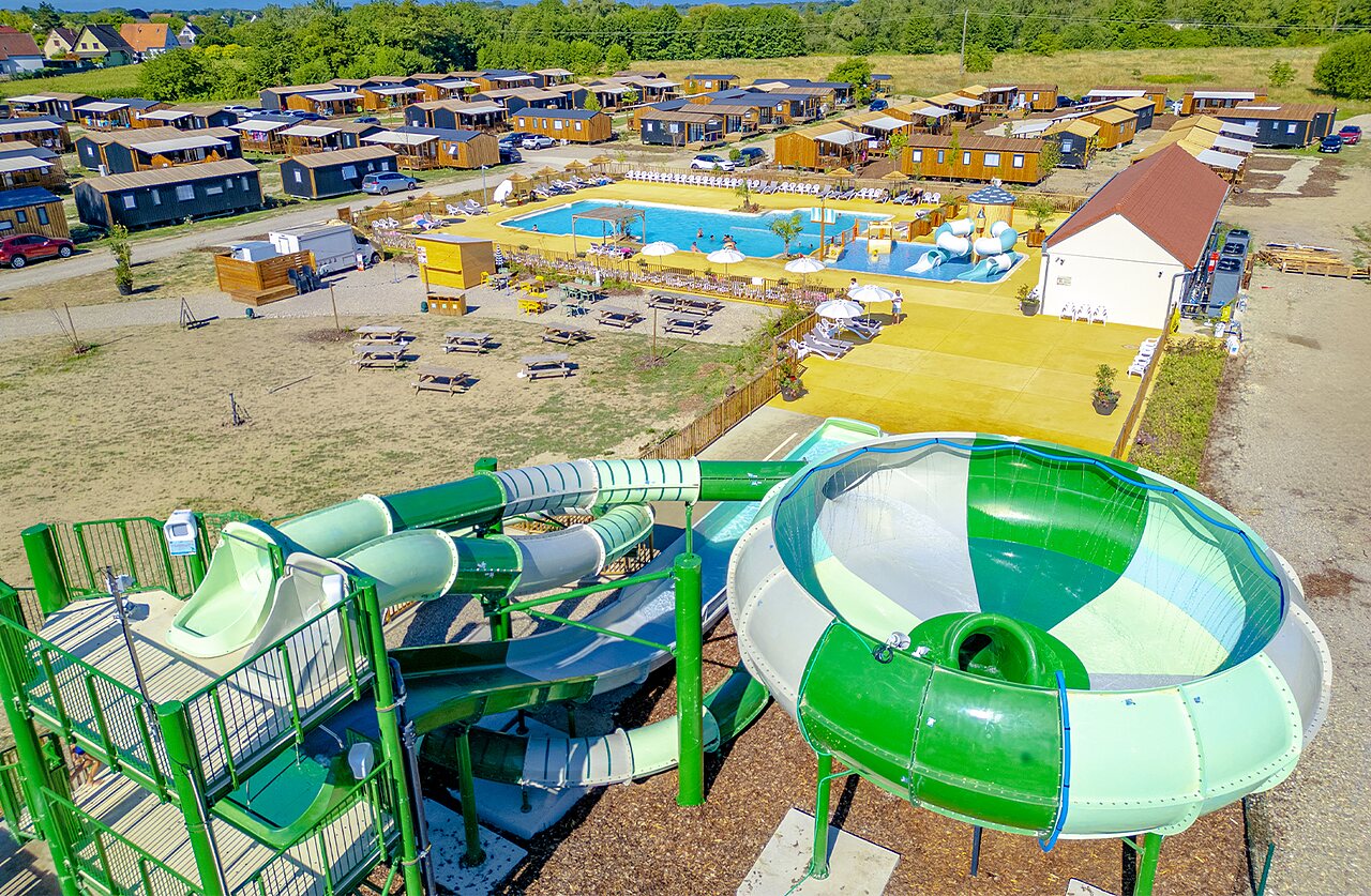 Toboggans aquatiques g�ants et piscine ext�rieure au camping CLICOCHIC Au Clair Ruisseau � Gerstheim (67).