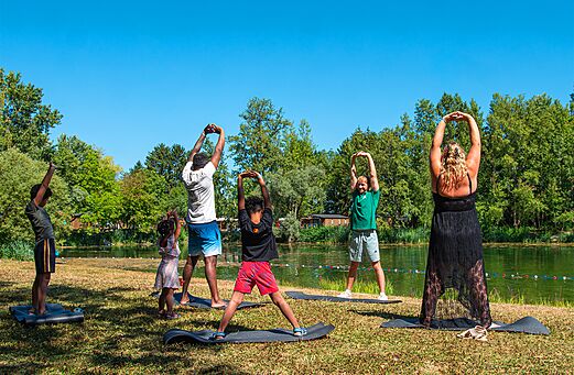 Animation fitness en groupe pr�s du lac au camping CLICOCHIC Au Clair Ruisseau � Gerstheim (67).