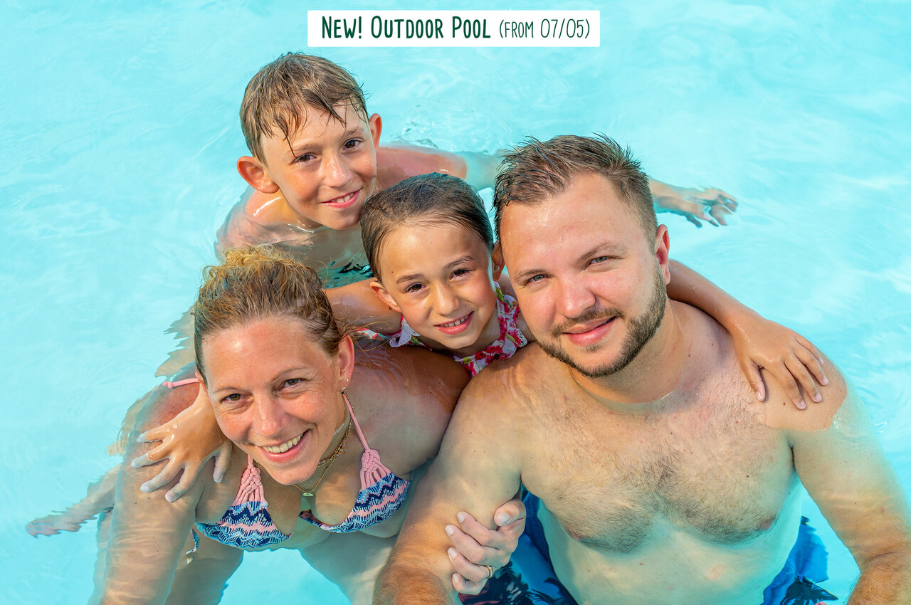 Famille souriante profitant de la nouvelle piscine ext�rieure au camping CAPFUN UK Clawford Lakes � Clawton, Holsworthy.