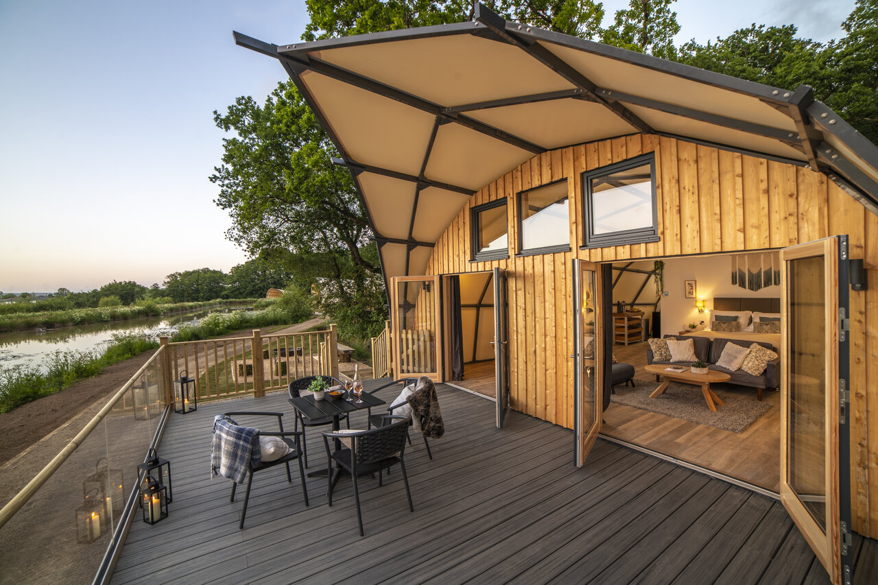 Lodge moderne, terrasse, vue lac au camping CAPFUN UK Clawford Lakes � Clawton, Holsworthy.