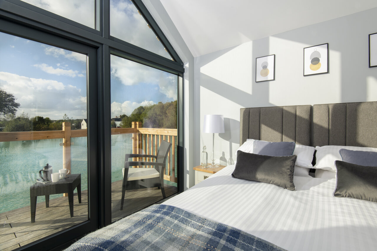 Chambre moderne avec terrasse, vue lac, CAPFUN UK Clawford Lakes.