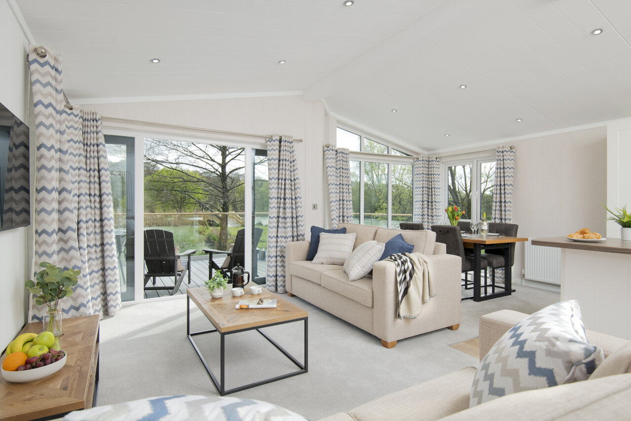 Salon, salle � manger, vue lac, mobile home CAPFUN UK Clawford Lakes.