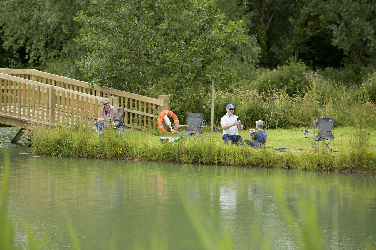 P�che en famille au bord du lac, pont en bois au camping CAPFUN UK Clawford Lakes � Clawton, Holsworthy.