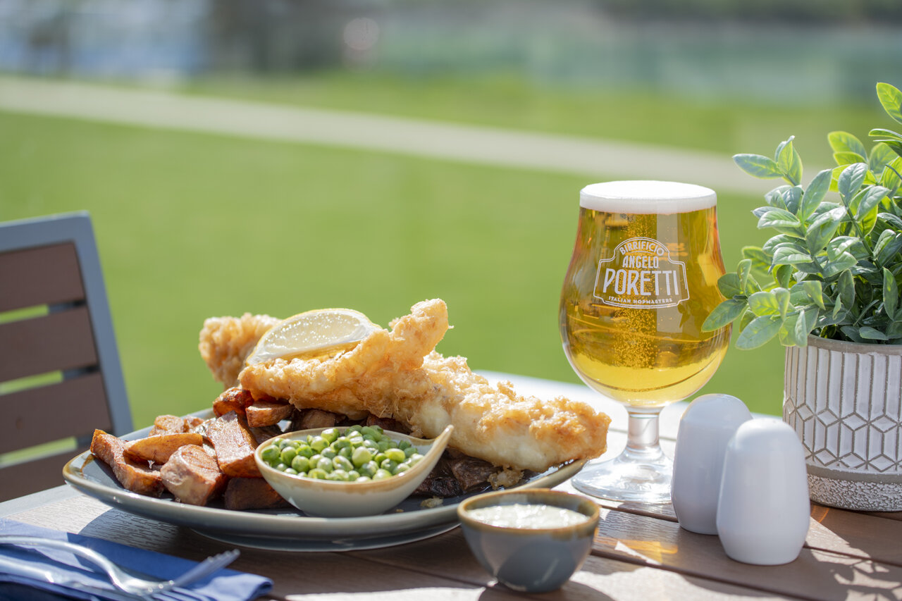 Fish and chips et bi�re en terrasse au camping CAPFUN UK Clawford Lakes, Holsworthy.
