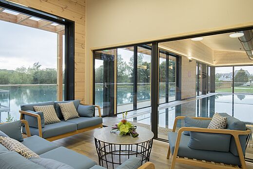 Piscine intérieure et salon moderne au CAPFUN UK Clawford Lakes, Clawton, Holsworthy.