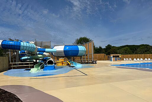 Toboggans aquatiques et piscine extérieure au camping CAPFUN UK Clawford Lakes à Clawton, Holsworthy.