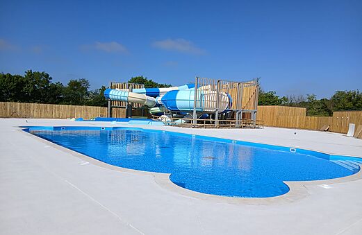 Piscine extérieure et toboggans aquatiques au camping CAPFUN UK Clawford Lakes à Clawton, Holsworthy.