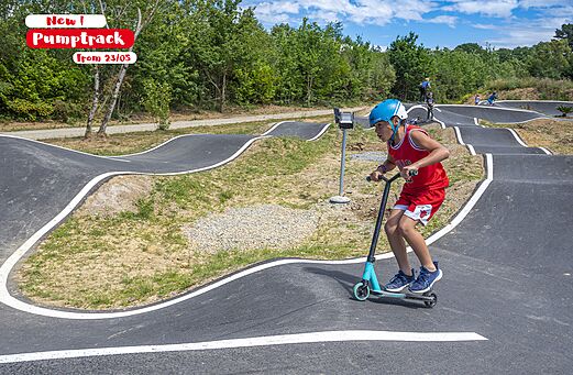 Pumptrack, enfant au camping CAPFUN UK Clawford Lakes à Clawton, Holsworthy.