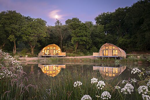 Lodges en bois modernes au bord d'un lac au camping CAPFUN UK Clawford Lakes à Clawton, Holsworthy.