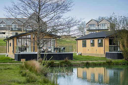 Mobil-homes modernes avec terrasse près de l'eau au CAPFUN UK Clawford Lakes.
