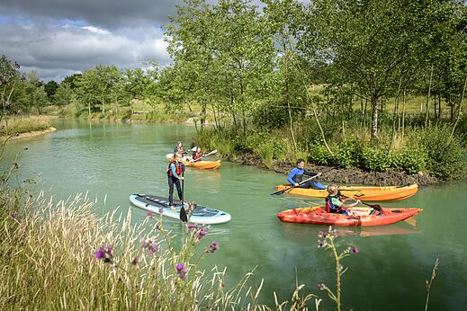 Kayak et paddleboard sur le lac au camping CAPFUN UK Clawford Lakes à Clawton.