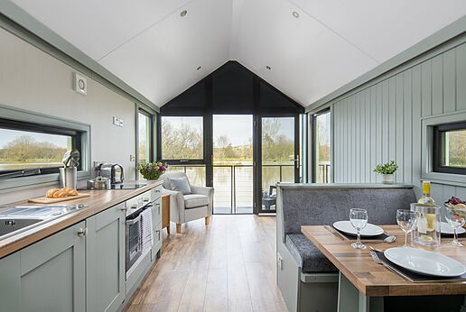 Intérieur Mobil-home moderne, cuisine et vue lac au camping CAPFUN UK Clawford Lakes à Clawton, Holsworthy.