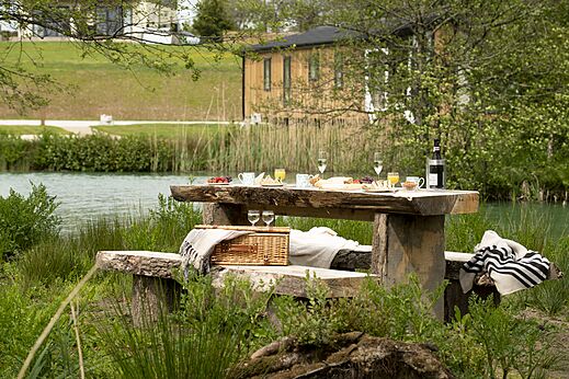 Table de pique-nique au bord du lac au camping CAPFUN UK Clawford Lakes à Clawton, Holsworthy.