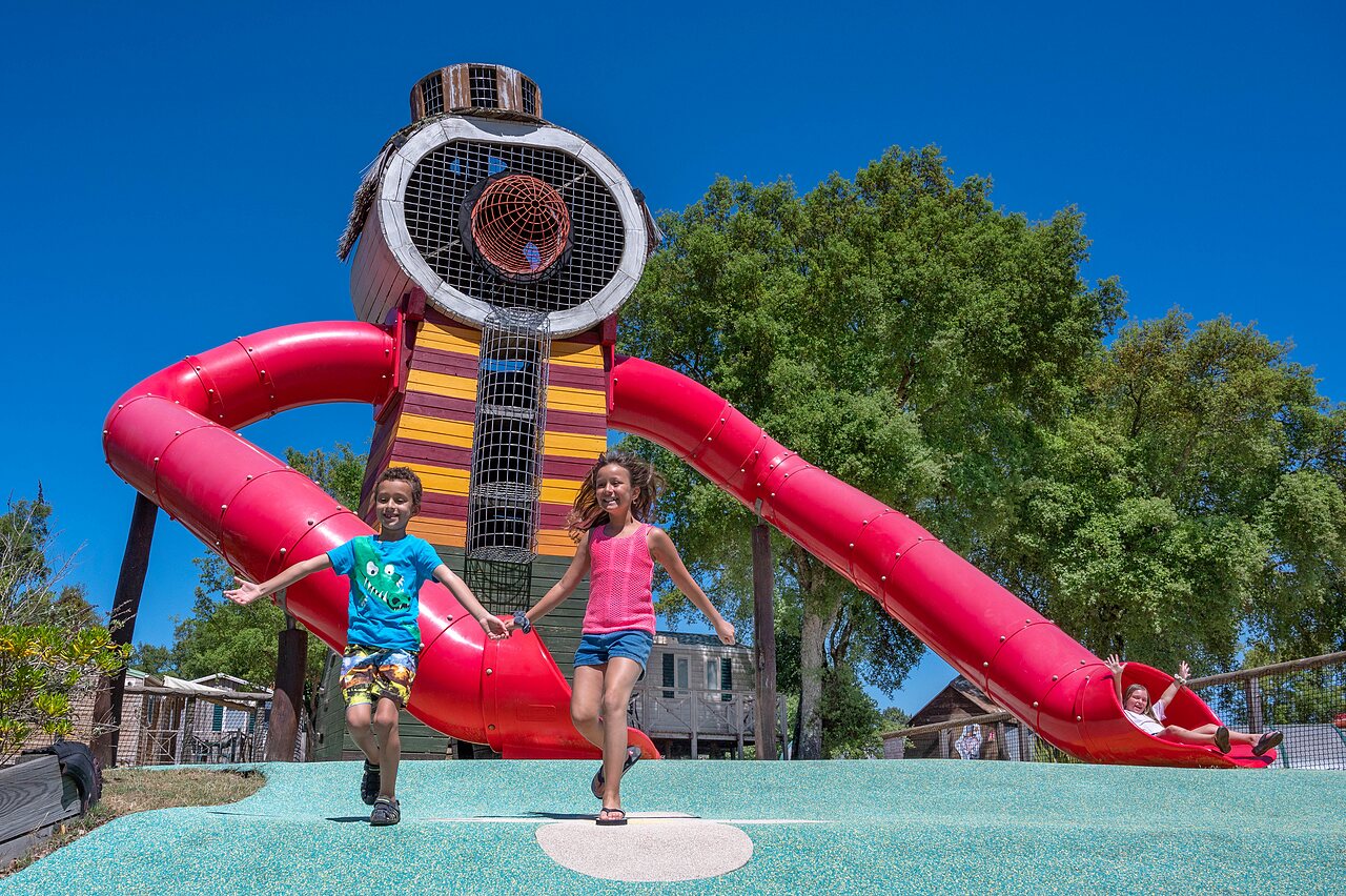 Toboggan, jeux, enfants au camping CAPFUN Clown Oc�an � TOSSE (40).