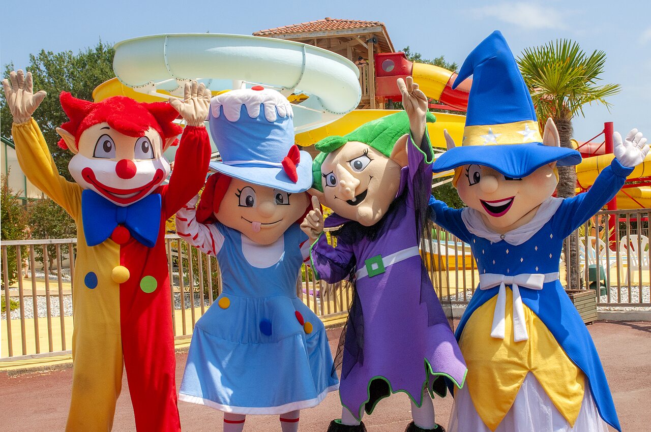 Mascottes du camping et toboggans aquatiques au camping CAPFUN Clown Oc�an � TOSSE (40).
