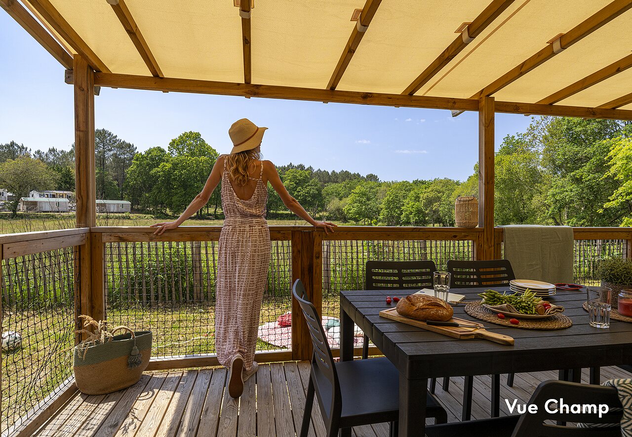 Terrasse d'h�bergement, femme admirant la nature au CAPFUN Clown Oc�an, TOSSE (40).