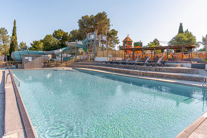 Piscine, toboggans et aire de jeux au camping CLICOCHIC Commanderie � Rustiques (11).