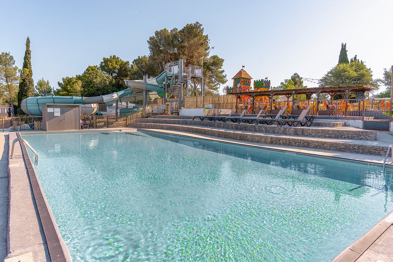 Piscine, toboggans et aire de jeux au camping CLICOCHIC Commanderie � Rustiques (11).