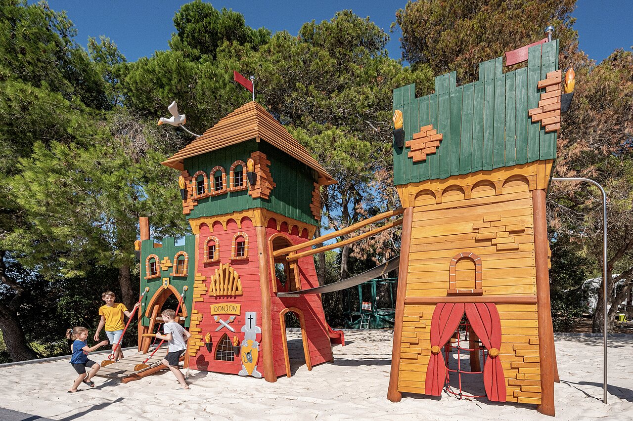 Ch�teau de jeux enfants au camping CLICOCHIC Commanderie � Rustiques (11).
