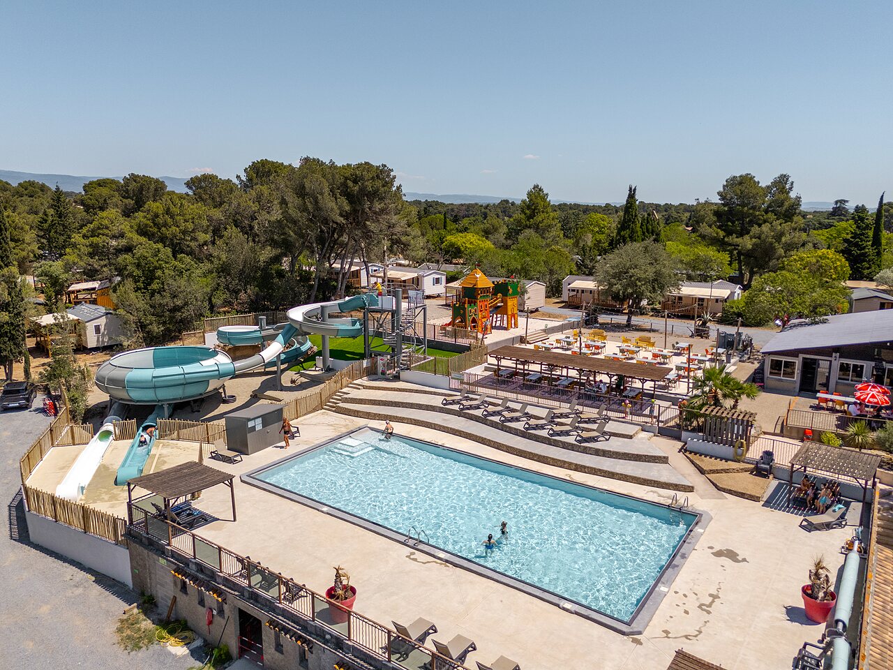 Piscine, toboggans aquatiques, restaurant ext�rieur au camping CLICOCHIC Commanderie � Rustiques (11).