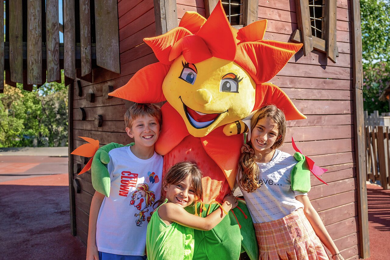 Enfants souriants avec la mascotte fleur du camping CLICOCHIC Commanderie � Rustiques (11).