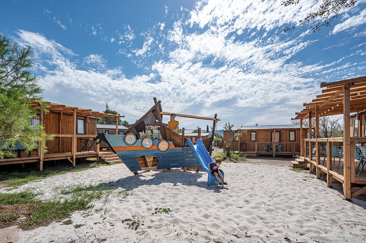 Aire de jeux bateau viking, toboggan, enfants, mobile-homes au camping CLICOCHIC Commanderie.