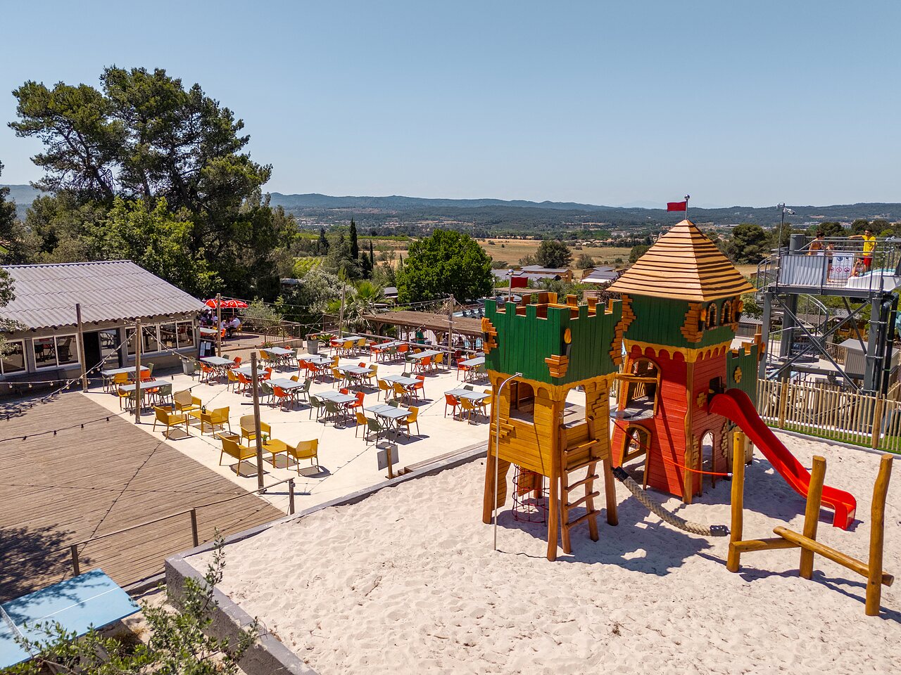 Terrasse de restaurant et aire de jeux ch�teau au camping CLICOCHIC Commanderie � Rustiques (11).