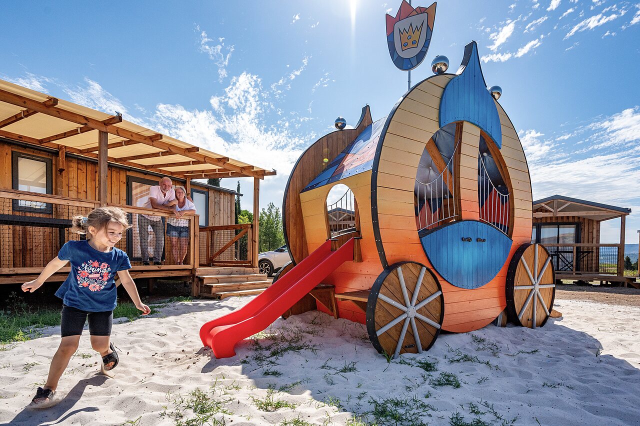 Structure de jeux en forme de carrosse, toboggan et h�bergements au camping CLICOCHIC Commanderie � Rustiques (11).