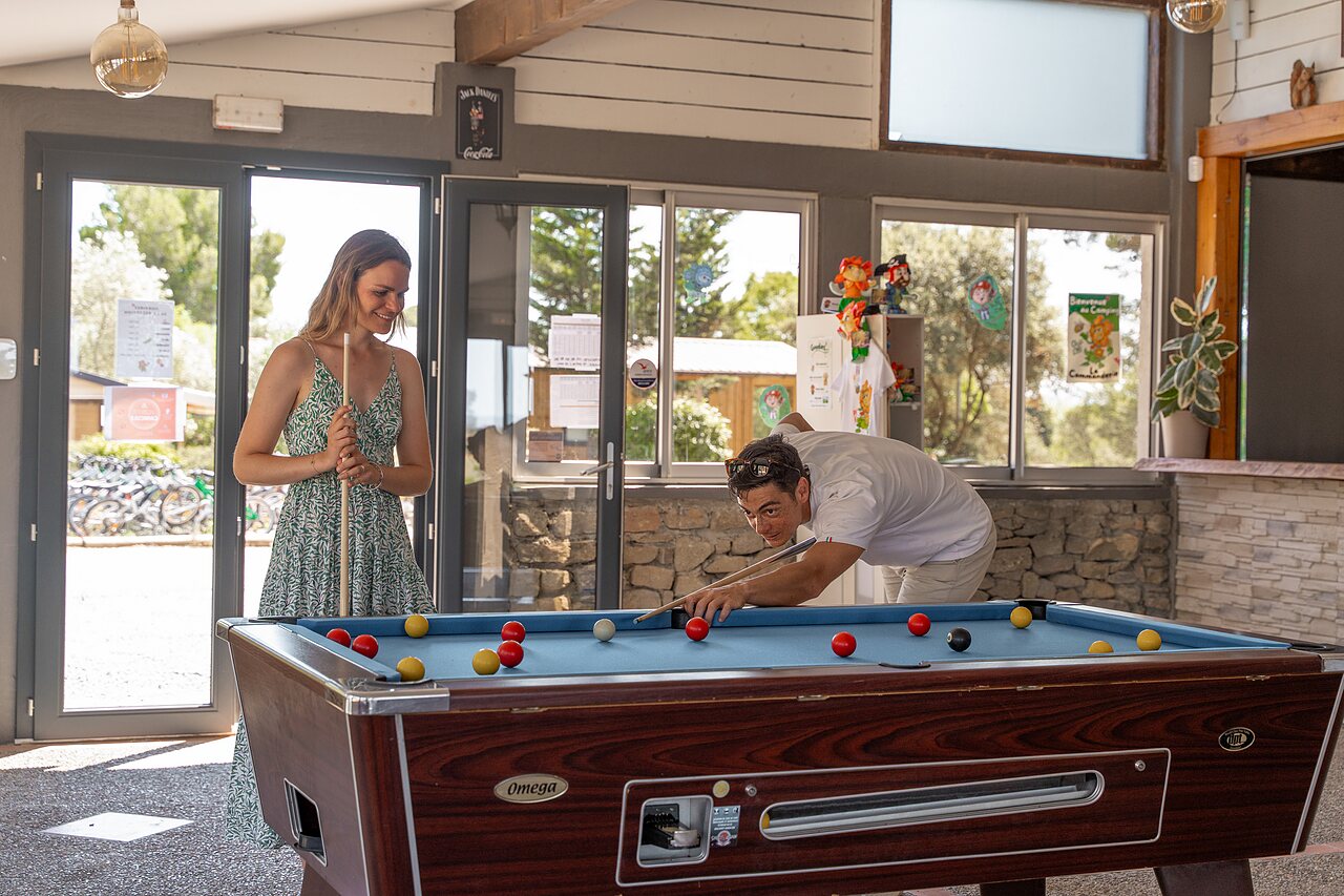 Table de billard, deux personnes jouant au camping CLICOCHIC Commanderie � Rustiques (11).