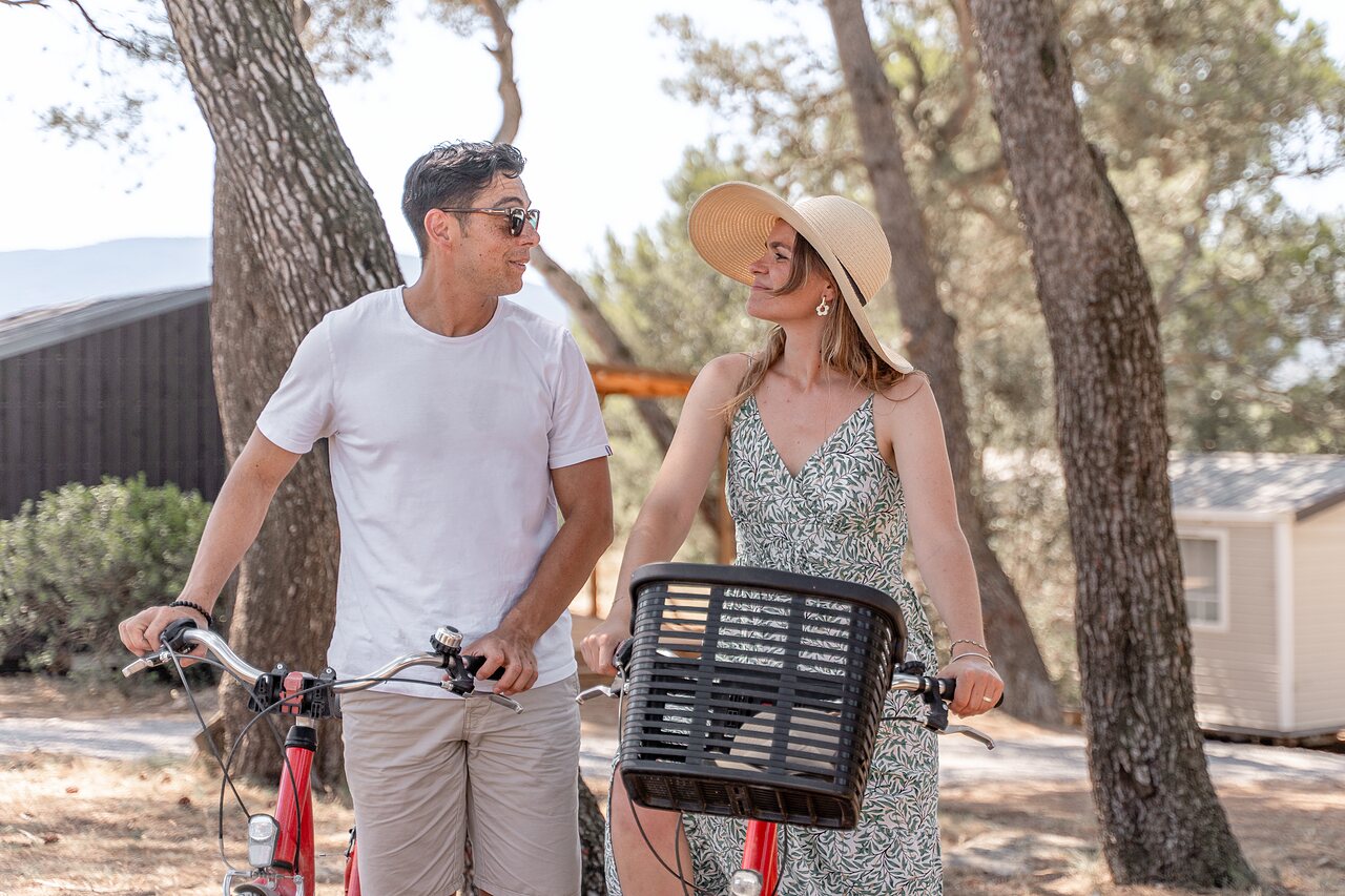 Couple � v�lo dans la nature au camping CLICOCHIC Commanderie � Rustiques (11).