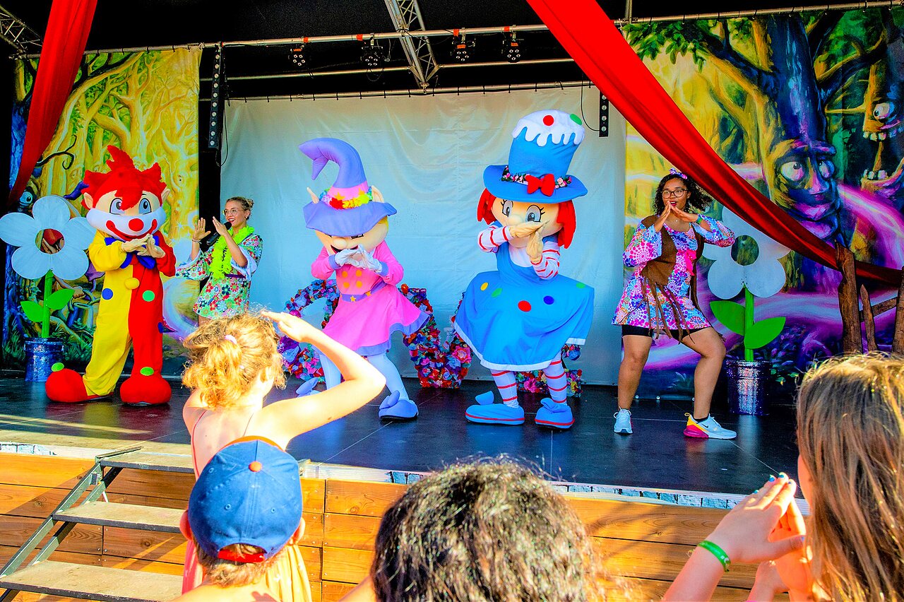 Spectacle d'animation avec mascottes et animateurs sur sc�ne au camping CAPFUN Coquelicots � Royan (17).