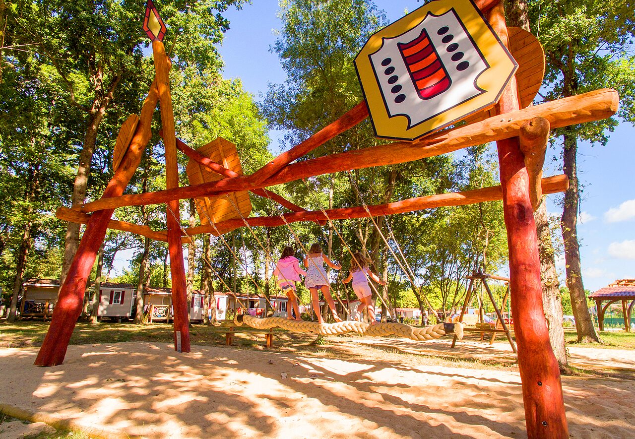 Aire de jeux en bois pour enfants au camping CAPFUN Coquelicots � Royan (17).