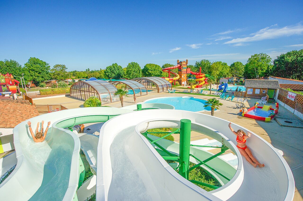Grand parc aquatique, toboggans et piscines au camping CAPFUN Coquelicots � Royan (17).