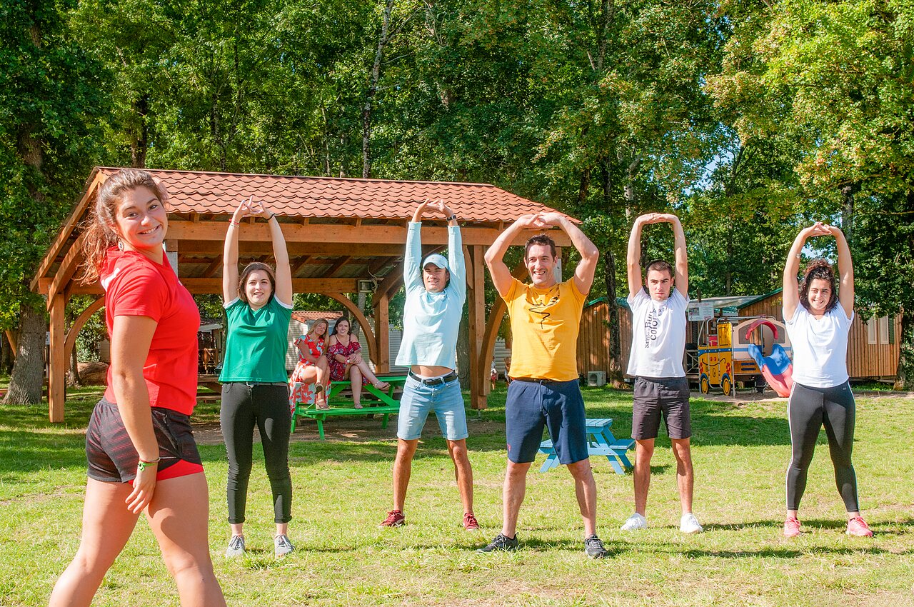 S�ance de fitness en groupe en plein air au camping CAPFUN Coquelicots � Royan (17).