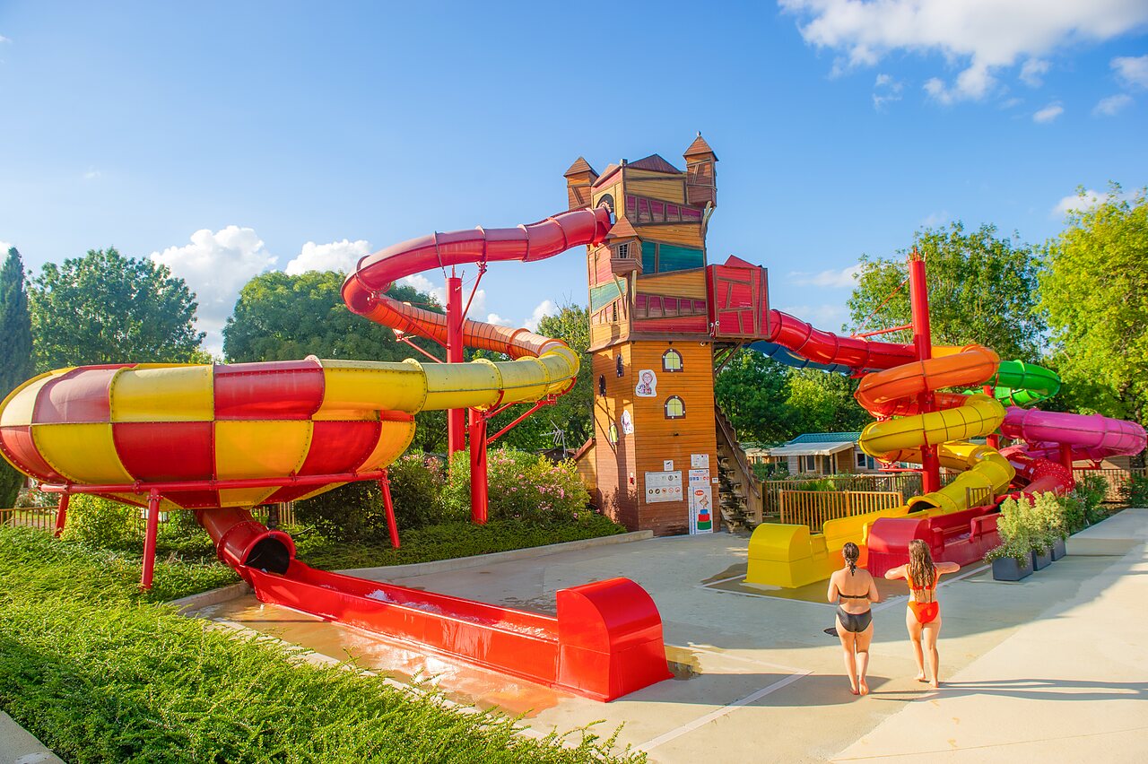 Parc aquatique avec toboggans color�s au camping CAPFUN Coquelicots � Royan (17).