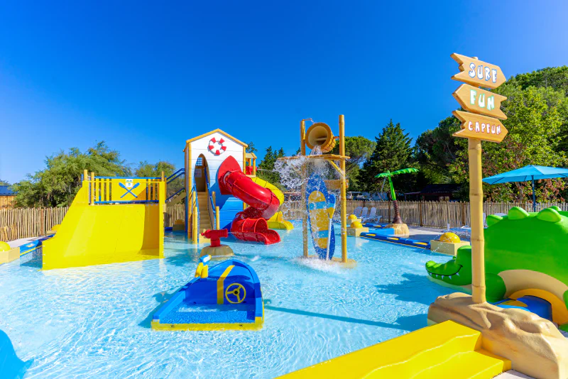 Toboggans, jeux d'eau pour enfants au camping VAGUES OCEANES Coq Hardi � Cassy-Lanton.