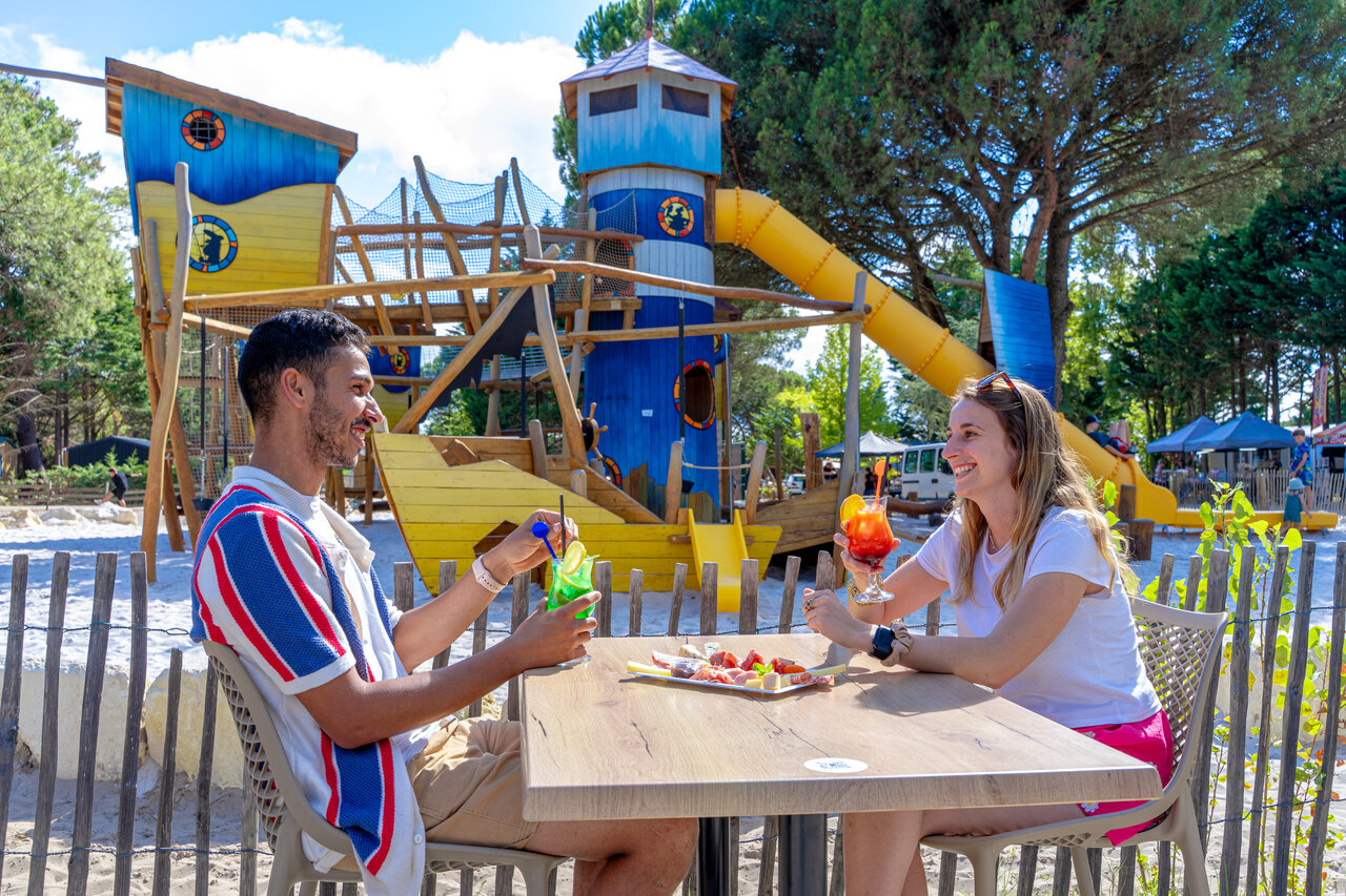 Bar, aire de jeux au camping VAGUES OCEANES Coq Hardi � Cassy-Lanton (33).