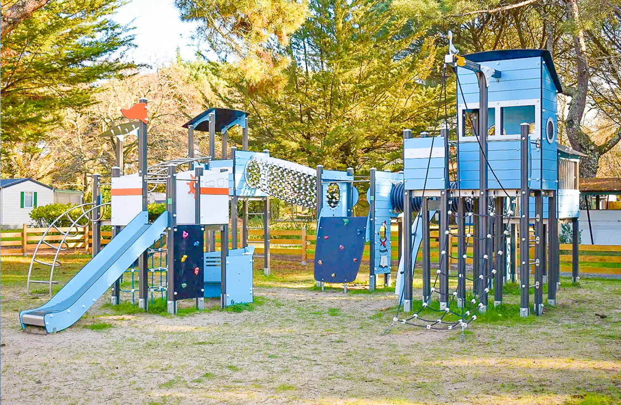 Aire de jeux moderne, toboggan au camping VAGUES OCEANES � Cassy-Lanton (33).