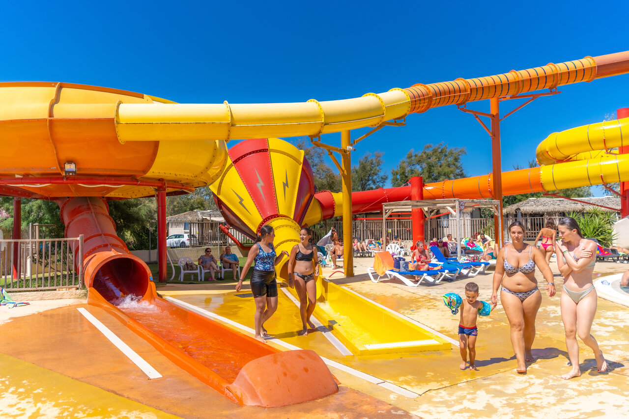 Toboggans aquatiques g�ants et piscine au camping CAPFUN C�te Vermeille � PORT LA NOUVELLE (11).