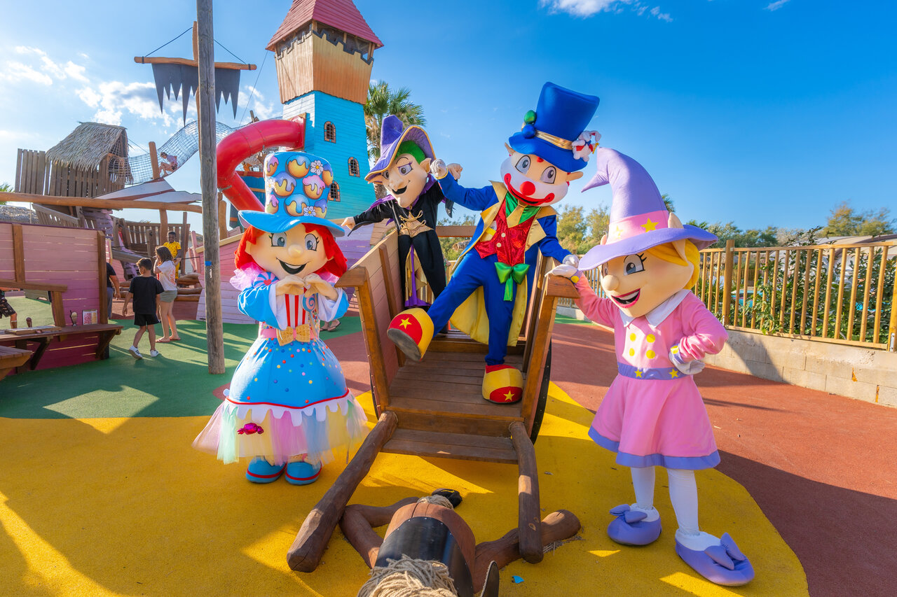 Mascottes color�es et aire de jeux pour enfants au camping CAPFUN C�te Vermeille � PORT LA NOUVELLE (11).