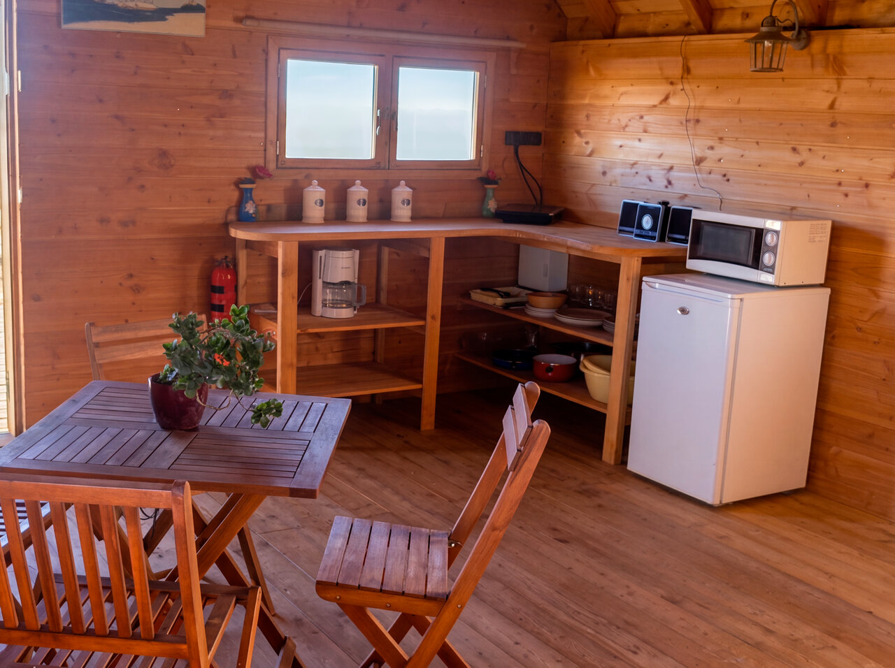 Kitchenette �quip�e et coin repas Mobil-home au camping CAPFUN C�te Vermeille � Port La Nouvelle.