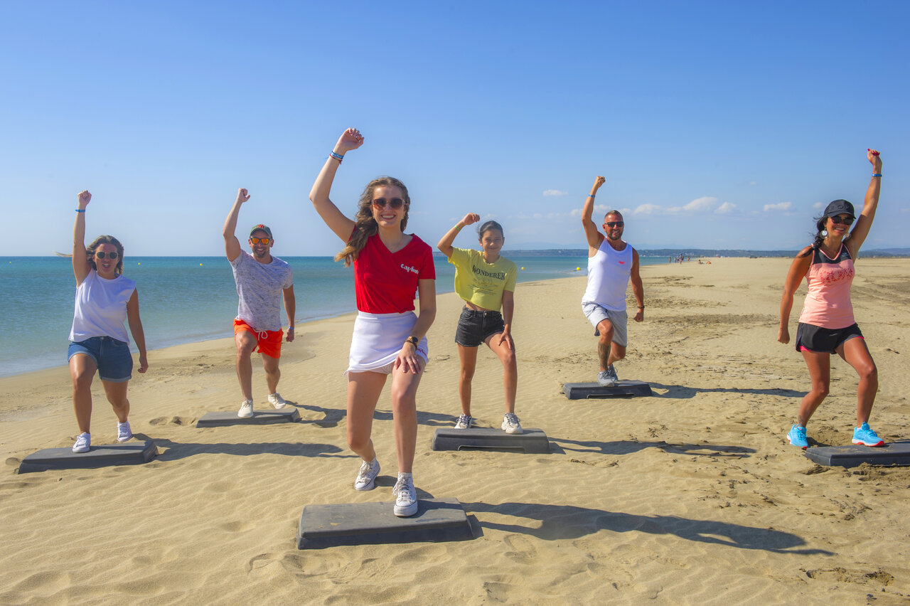 Cours de fitness en groupe sur la plage au camping CAPFUN C�te Vermeille � Port La Nouvelle.