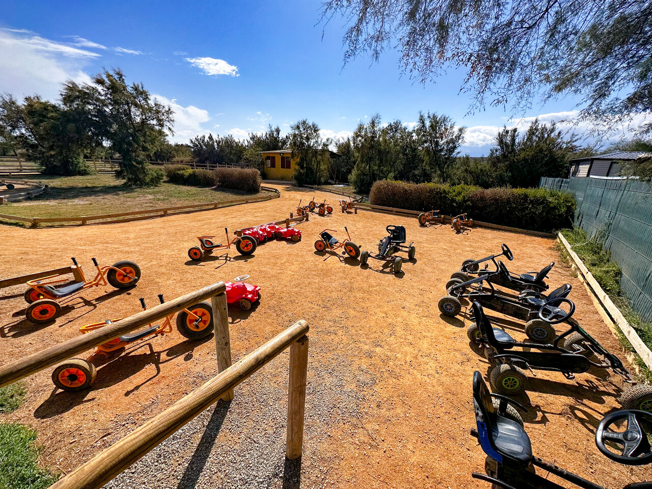 Karts � p�dales vari�s sur piste en terre battue au camping CAPFUN C�te Vermeille : Cabane dans les airs � Port La Nouvelle (11).